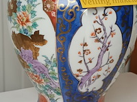 Lot 56 - oosterse dekselvaas - afbeelding 2 van  5