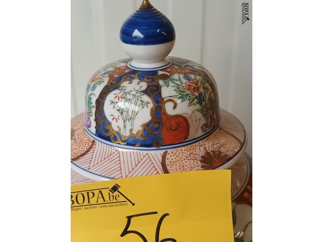 Lot 56 - oosterse dekselvaas - afbeelding 3 van  5