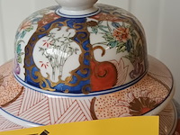 Lot 56 - oosterse dekselvaas - afbeelding 3 van  5