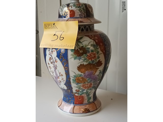 Lot 56 - oosterse dekselvaas - afbeelding 4 van  5
