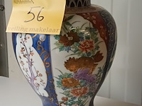 Lot 56 - oosterse dekselvaas - afbeelding 4 van  5