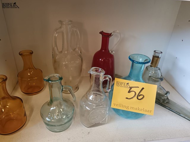 Lot 56 - oude flesjes. 8 stuks - afbeelding 1 van  5
