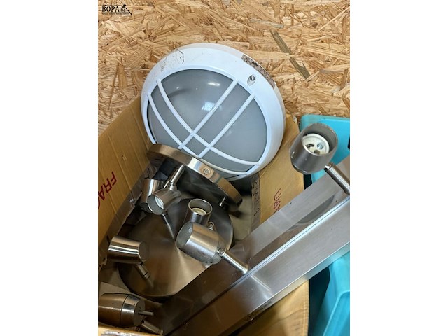 Lot 56 - plafondlamp - buitenlicht - 3 inoxen spothouders - afbeelding 3 van  3