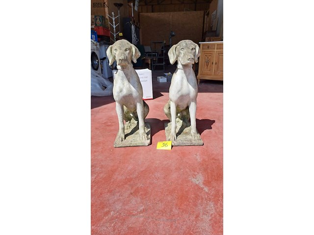 Lot 56 - prachtige tuinbeelden zittende jachthond weimaraner duo - afbeelding 1 van  3