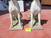 Lot 56 - prachtige tuinbeelden zittende jachthond weimaraner duo - afbeelding 1 van  3