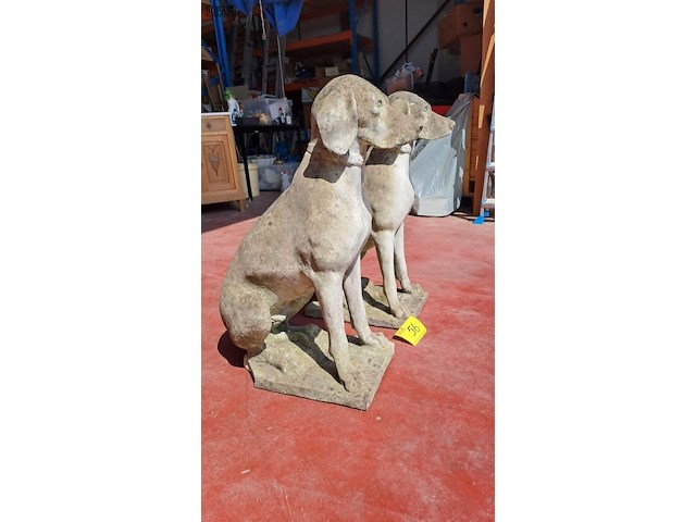 Lot 56 - prachtige tuinbeelden zittende jachthond weimaraner duo - afbeelding 2 van  3