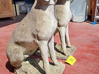 Lot 56 - prachtige tuinbeelden zittende jachthond weimaraner duo - afbeelding 2 van  3
