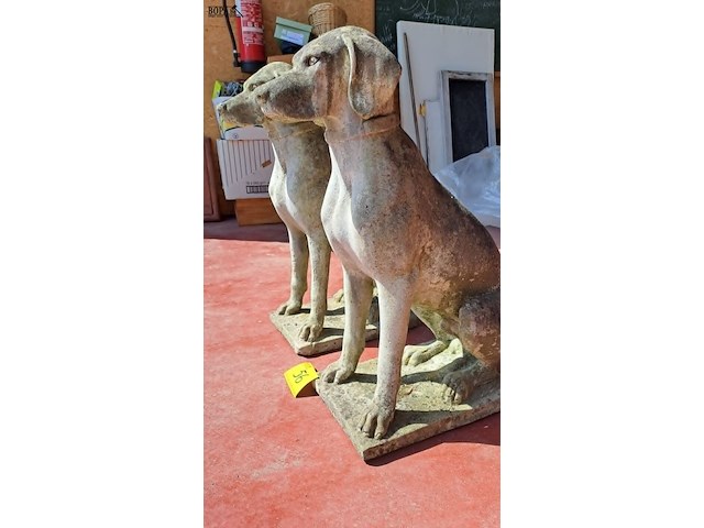 Lot 56 - prachtige tuinbeelden zittende jachthond weimaraner duo - afbeelding 3 van  3