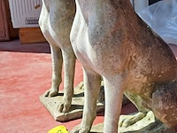 Lot 56 - prachtige tuinbeelden zittende jachthond weimaraner duo - afbeelding 3 van  3