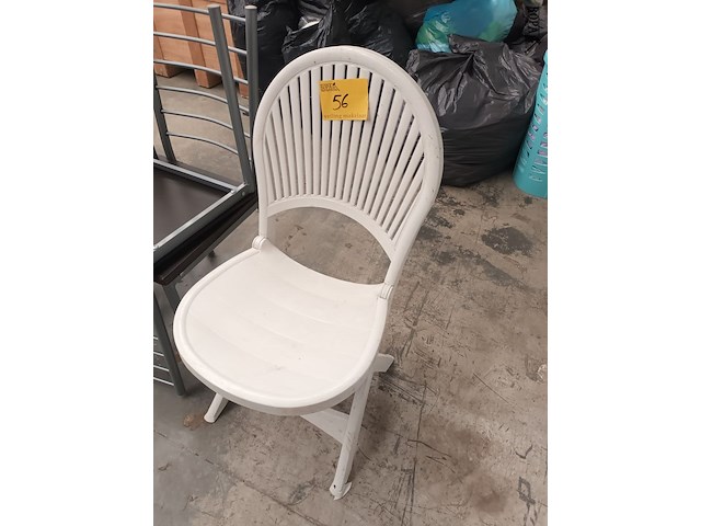 Lot 56 - pvc stoel - afbeelding 1 van  2