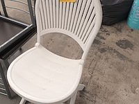 Lot 56 - pvc stoel - afbeelding 1 van  2