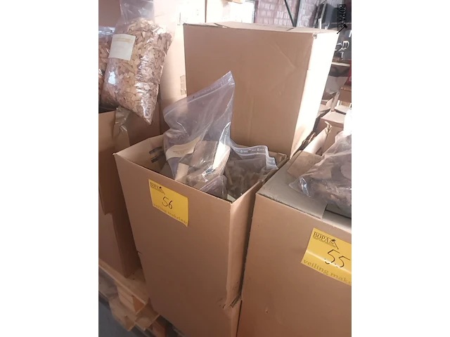 Lot 56 - rookhout chunks rode wijnvaten 1 kg. 15 stuks - afbeelding 1 van  2