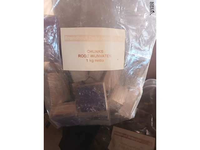 Lot 56 - rookhout chunks rode wijnvaten 1 kg. 15 stuks - afbeelding 2 van  2