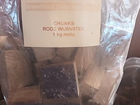 Lot 56 - rookhout chunks rode wijnvaten 1 kg. 15 stuks - afbeelding 2 van  2