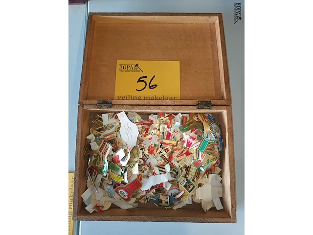 Lot 56 - sigarenbandjes. 1 doos - afbeelding 1 van  3