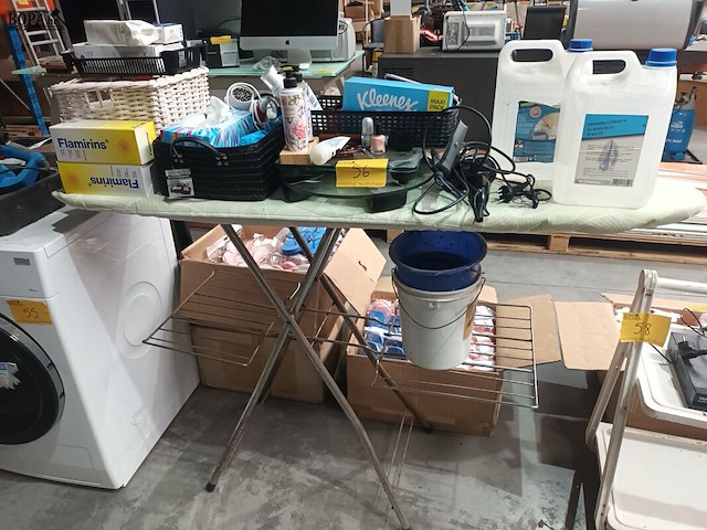 Lot 56 - strijkplank en persoonlijke verzorging - afbeelding 1 van  6