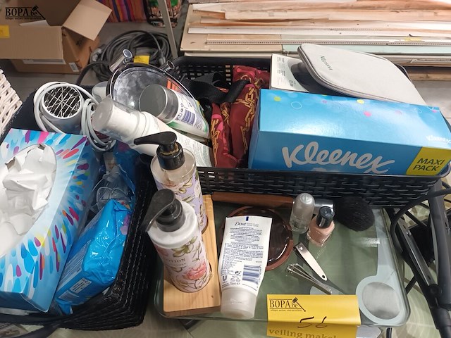 Lot 56 - strijkplank en persoonlijke verzorging - afbeelding 3 van  6