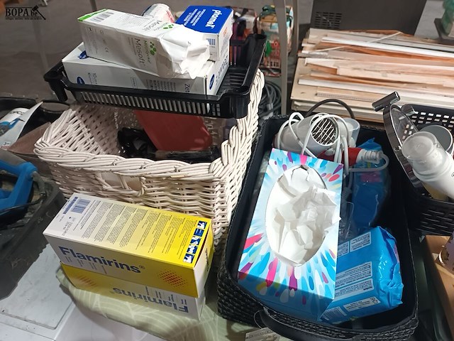 Lot 56 - strijkplank en persoonlijke verzorging - afbeelding 4 van  6