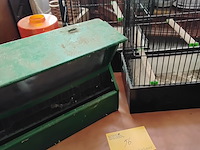 Lot 56 - vogelvoederbak en vogekooien - afbeelding 1 van  1