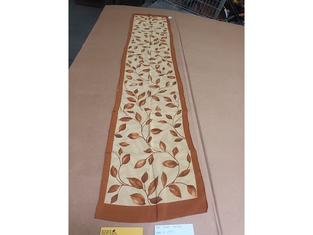 Lot 56 - zijden sjaal the scarf source - afbeelding 1 van  3
