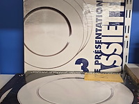 Lot 56 - zilverkleurige onderzetborden en presentatie borden - afbeelding 1 van  3