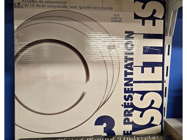 Lot 56 - zilverkleurige onderzetborden en presentatie borden - afbeelding 2 van  3