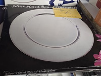 Lot 56 - zilverkleurige onderzetborden en presentatie borden - afbeelding 3 van  3