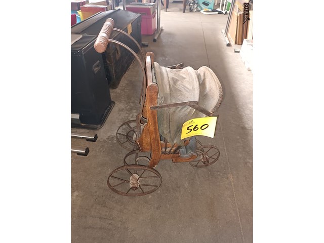 Lot 560 - antieke poppenwagen - afbeelding 1 van  3