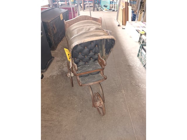 Lot 560 - antieke poppenwagen - afbeelding 2 van  3