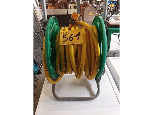 Lot 561 - tuinslang op haspel - afbeelding 1 van  3