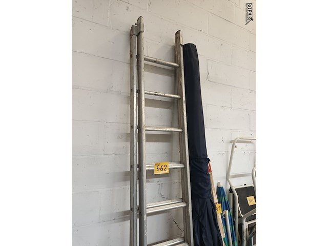 Lot 562 - aluminium ladder - afbeelding 1 van  4