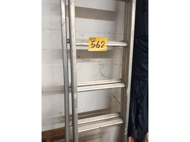 Lot 562 - aluminium ladder - afbeelding 4 van  4
