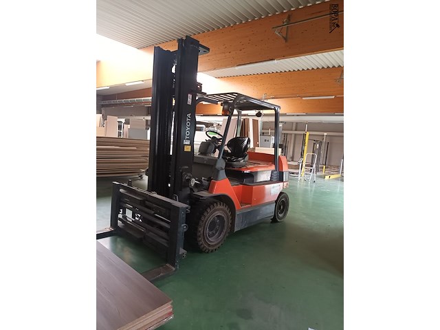Lot 563 - elektrische heftruck toyota - afbeelding 1 van  6