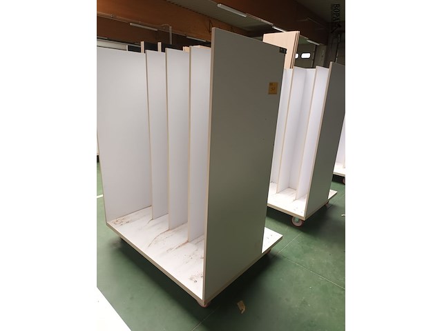 Lot 567 - transportkar. 2 stuks - afbeelding 1 van  2