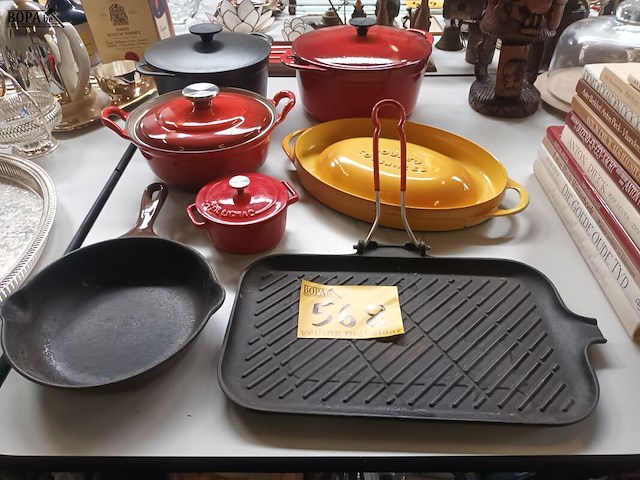 Lot 568 - gietijzeren potten en pannen - afbeelding 1 van  5