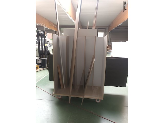 Lot 569 - transportkar met inhoud - afbeelding 1 van  2