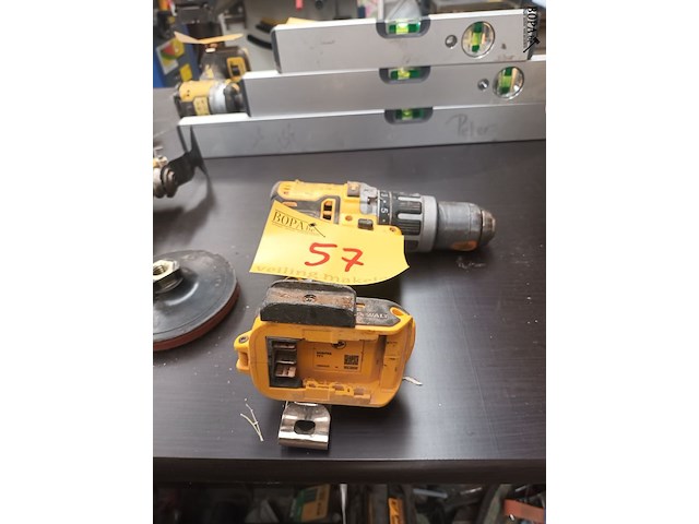 Lot 57 - accu schroefmachine dewalt - afbeelding 2 van  3