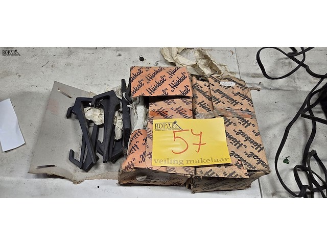 Lot 57 - alu muur kapstokken 2 dozen - afbeelding 1 van  2