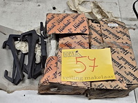 Lot 57 - alu muur kapstokken 2 dozen - afbeelding 1 van  2