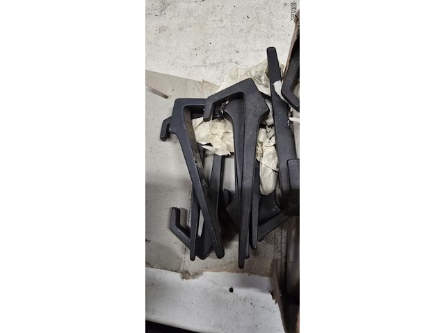 Lot 57 - alu muur kapstokken 2 dozen - afbeelding 2 van  2