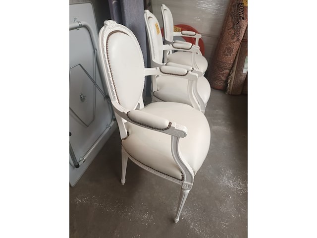 Lot 57 - armstoelen wit. 3 stuks - afbeelding 3 van  4