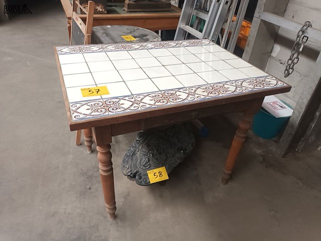 Lot 57 - boerentafel met tegels - afbeelding 1 van  4