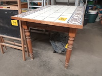 Lot 57 - boerentafel met tegels - afbeelding 2 van  4