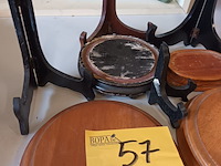 Lot 57 - bordenhouders en onderzetters. 10 stuks - afbeelding 2 van  3