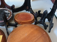 Lot 57 - bordenhouders en onderzetters. 10 stuks - afbeelding 3 van  3