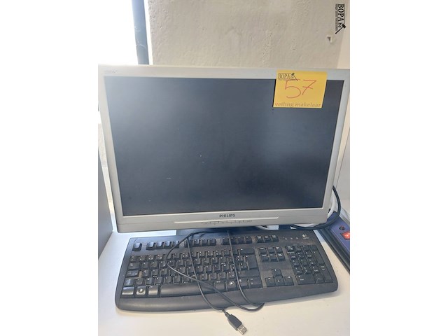 Lot 57 - computerscherm en toetsenbord - afbeelding 1 van  2