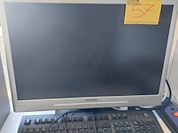 Lot 57 - computerscherm en toetsenbord - afbeelding 1 van  2