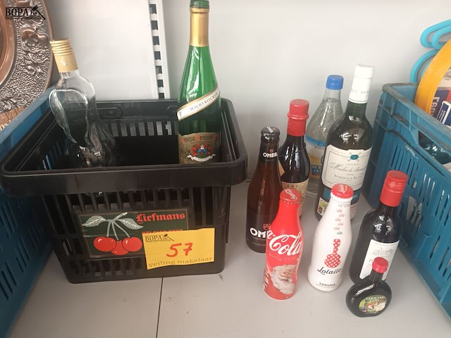 Lot 57 - flesjes drank en mandje - afbeelding 1 van  4