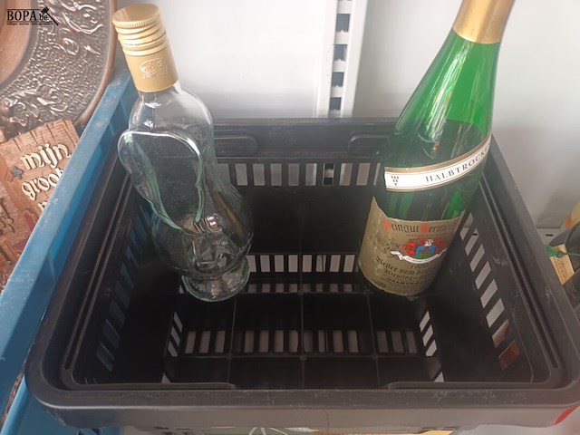 Lot 57 - flesjes drank en mandje - afbeelding 2 van  4
