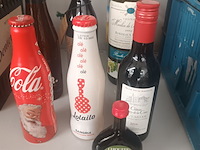 Lot 57 - flesjes drank en mandje - afbeelding 3 van  4